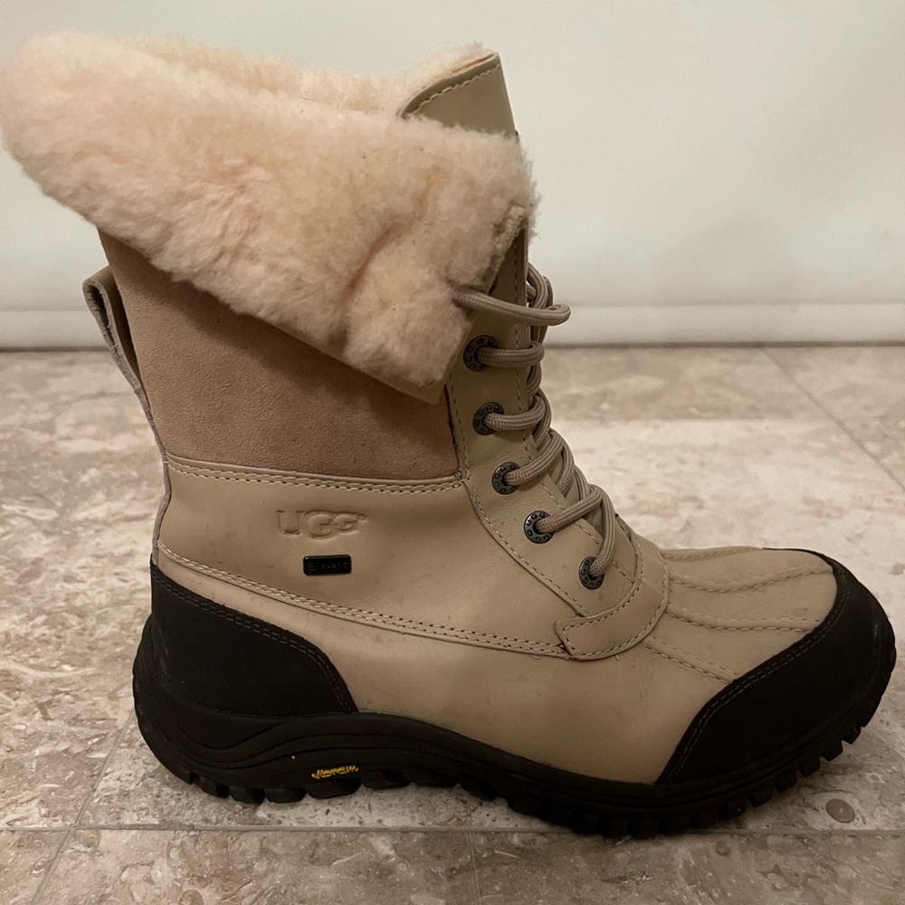 UGG Adirondack Boots Size 9 Sand Color